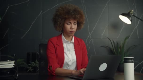 Una Donna Professionale Allegra Con Computer Portatile Ufficio Elegante Guardando — Video Stock