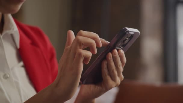 Närbild Kvinnas Händer Bläddrar Smartphone — Stockvideo