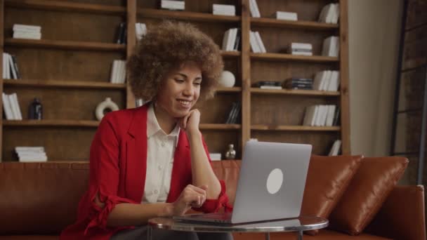 Mulher Profissional Casaco Vermelho Engajando Com Computador Escritório — Vídeo de Stock