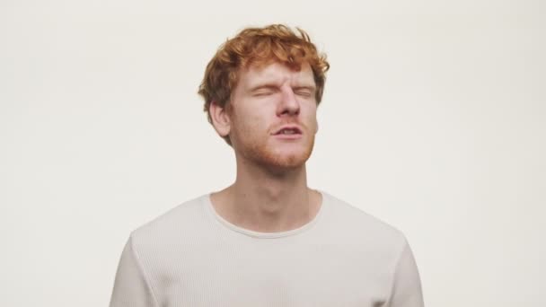Hoffnungsloser Ginger Guy Auf Weißem Hintergrund — Stockvideo