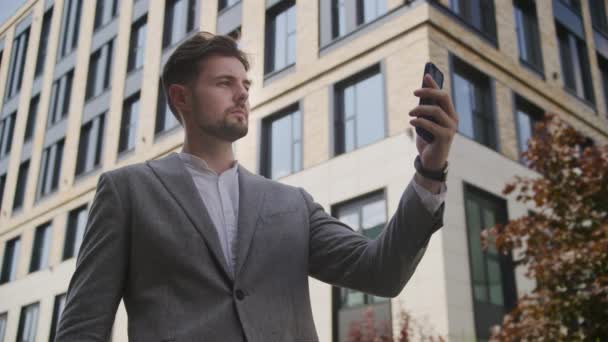Homem Profissional Uma Chamada Vídeo Blazer Cinza Seu Telefone Livre — Vídeo de Stock