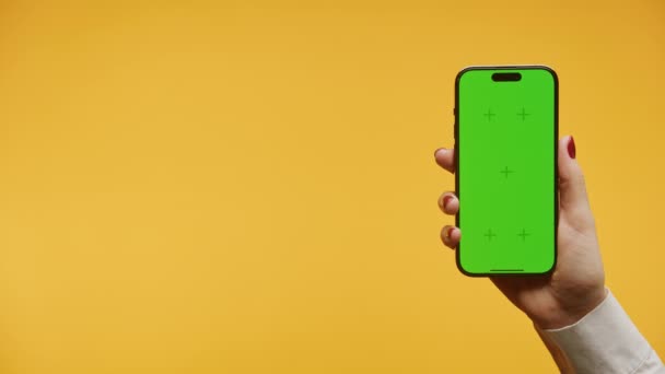 Ένα Χέρι Κρατά Ένα Smartphone Μια Πράσινη Οθόνη Έτοιμη Για — Αρχείο Βίντεο