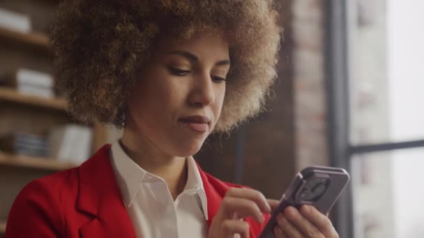Uma Empresária Alegre Blazer Vermelho Sorri Usar Seu Smartphone Escritório — Vídeo de Stock