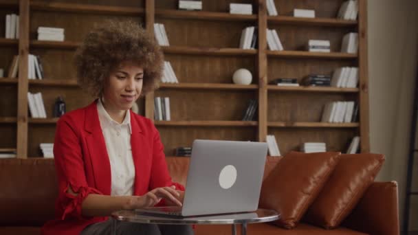Empresária Blazer Vermelho Navegando Seu Laptop Sentada Elegante Espaço Loft — Vídeo de Stock