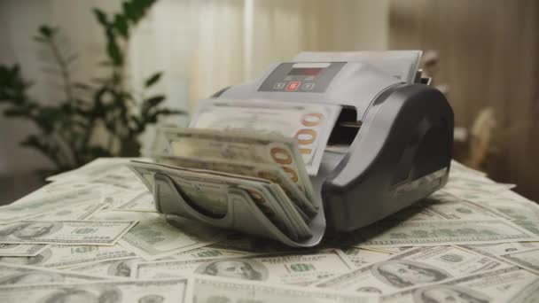 電子キャッシュカウントマシン処理と100ドル紙幣のパイルのソート — ストック動画