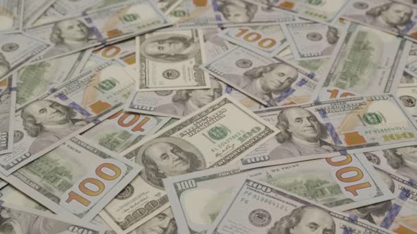 分散成堆的新的100美元钞票 近距离观察货币细节 — 图库视频影像