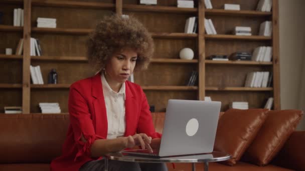 穿着红衫在电脑上专心工作的职业女性 — 图库视频影像