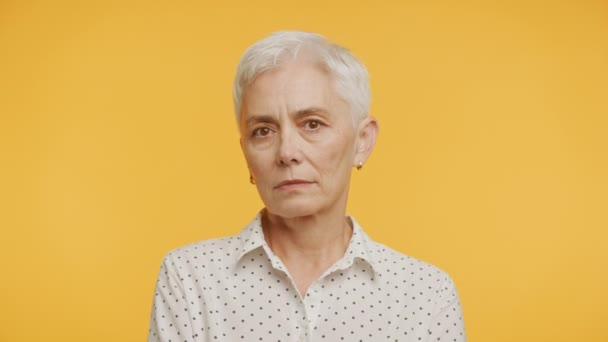 Ηλικιωμένη Γυναίκα Κοντά Γκρίζα Μαλλιά Κίτρινο Φόντο — Αρχείο Βίντεο
