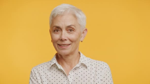Cheerful Elderly Woman Stylish Short White Hair Nodding Head Saying — Stock Video
