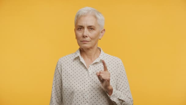 Reife Frau Mit Weißem Haar Warnende Geste Nachdenklich Wegschauend Auf — Stockvideo