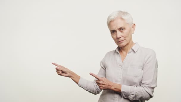 Tarafsız Beyaz Arka Planı Olan Beyaz Saçlı Yaşlı Bir Kadın — Stok video