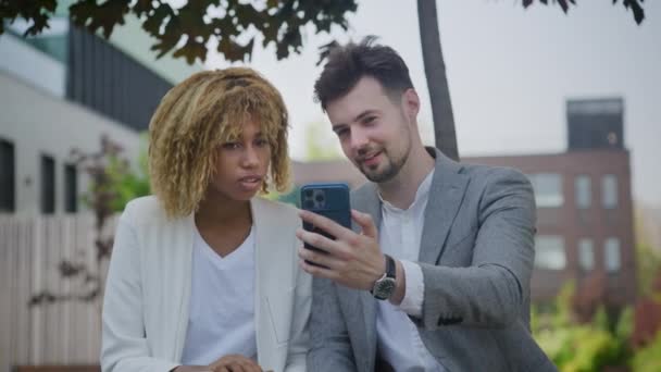 Tânăr Bărbat Femeie Profesionist Care Discută Despre Smartphone Într Cadru — Videoclip de stoc