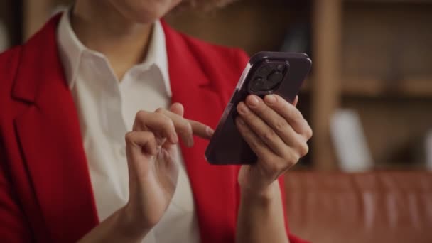 Крупный План Женщины Красной Куртке Управляющей Смартфоном Прокруткой Прокруткой Ущипком — стоковое видео