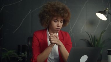 Dizüstü bilgisayarı olan ciddi bir kadın profesyonel.