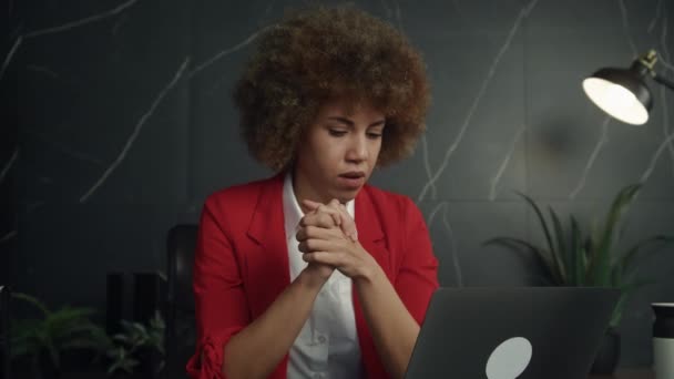 Profissional Sério Feminino Com Laptop Contemplação — Vídeo de Stock