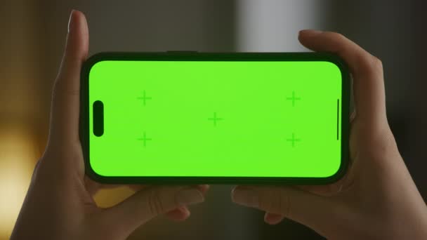 Close Mãos Segurando Smartphone Orientação Paisagem Com Uma Tela Verde — Vídeo de Stock