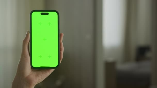 Tangan Memegang Smartphone Vertikal Dengan Layar Hijau Terang Siap Untuk — Stok Video