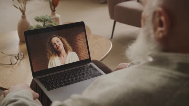 노트북 화면에 여자와 비디오 통화에 — 비디오