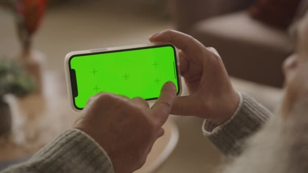 Zbliżenie Seniora Ręce Trzymając Obsługując Smartfona Zielonym Ekranem Ustawione Przytulnym — Wideo stockowe