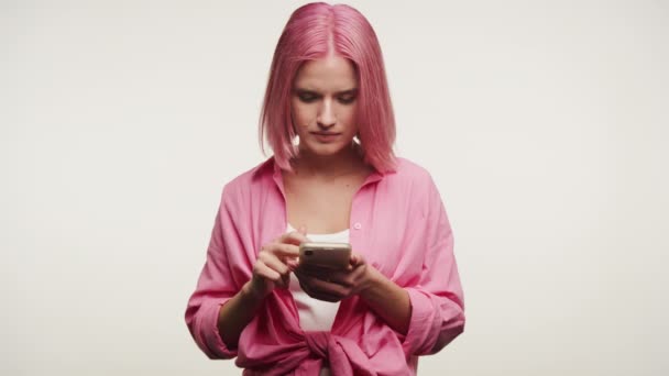 Een Dure Jonge Vrouw Met Stijlvol Roze Haar Houdt Een — Stockvideo