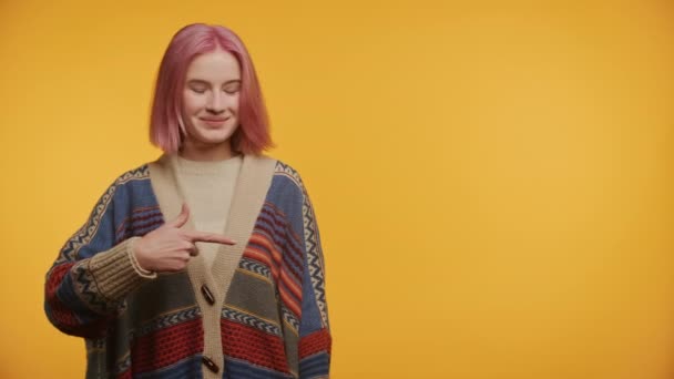 Glad Ung Kvinna Med Levande Rosa Hår Och Färgglad Tröja — Stockvideo