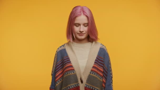 Retrato Uma Jovem Mulher Confiante Acenando Cabeça Acordo Cabelo Rosa — Vídeo de Stock