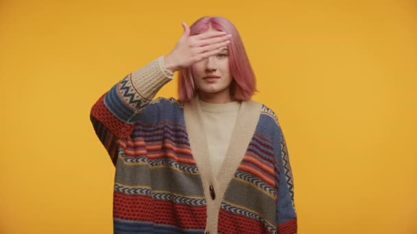 Mladá Žena Růžovými Vlasy Zakrývající Oči Rukou Vzorovaný Svetr Žlutém — Stock video