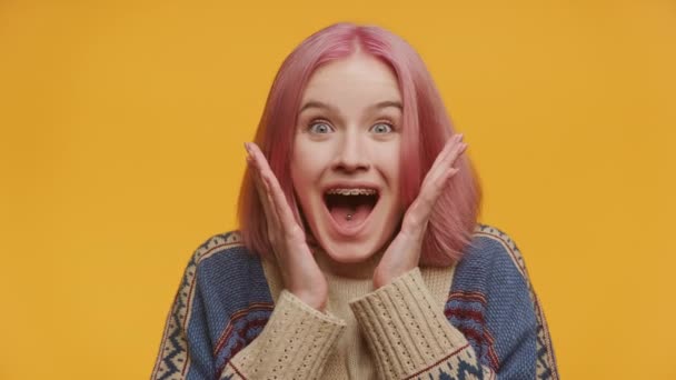 Екстремальна Молода Жінка Рожевим Волоссям Виражає Сюрприз Руками Щоках Відкритим — стокове відео