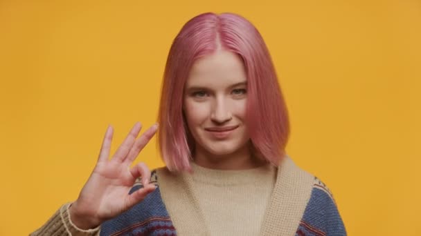 Впевнена Молода Жінка Рожевим Волоссям Дає Хороший Знак Демонструючи Схвалення — стокове відео