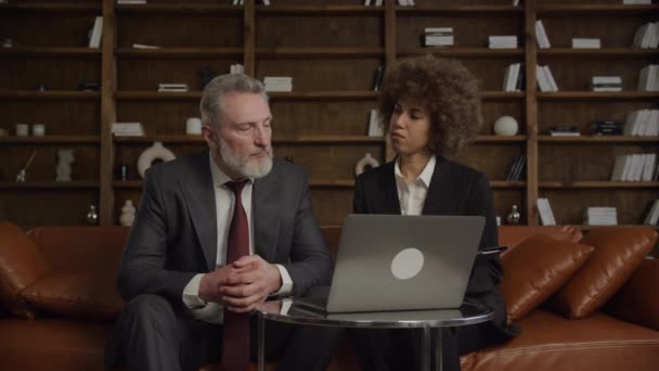 Zwei Profis Ernsthaften Business Gespräch Mit Laptop Einem Stilvollen Loft — Stockvideo