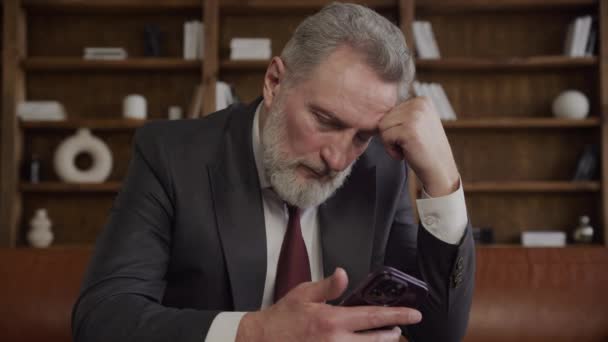 Обеспокоенный Взрослый Бизнесмен Читающий Сообщение Своем Смартфоне Винтажном Офисе — стоковое видео