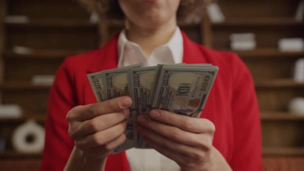 Kırmızı Ceketli Kimliği Belirsiz Bir Şahsın Yüz Dolarlık Banknotları Saydığını — Stok video