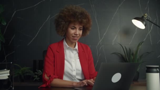 Empresária Focada Blazer Vermelho Expressando Preocupação Enquanto Trabalhava Laptop Ambiente — Vídeo de Stock