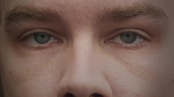Rincian Close Dari Mata Seseorang Menunjukkan Iris Biru Dan Tekstur — Stok Video