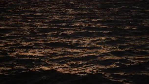 Güneş Işığının Son Işıkları Denizin Dalgalanan Dalgaları Üzerine Altın Bir — Stok video