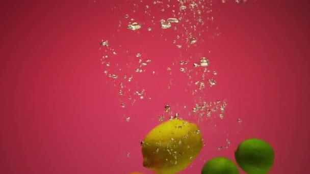 Dos Cítricos Vibrantes Una Naranja Limón Sumergidos Agua Sobre Llamativo — Vídeos de Stock