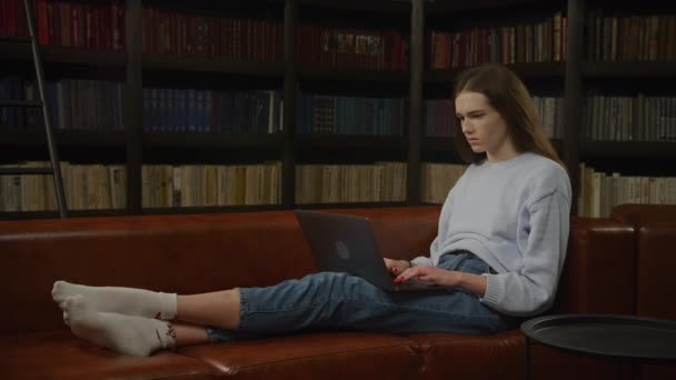 Una Joven Mujer Que Exhausta Mientras Estudia Portátil Sentada Sofá — Vídeo de stock