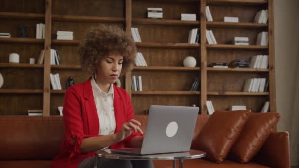 Jovem Profissional Intensamente Focado Enquanto Trabalhava Laptop Espaço Loft Contemporâneo — Vídeo de Stock