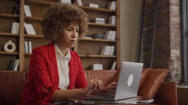 Mujer Joven Sintiéndose Estresada Cansada Mientras Trabaja Computadora Portátil Expresando — Vídeos de Stock