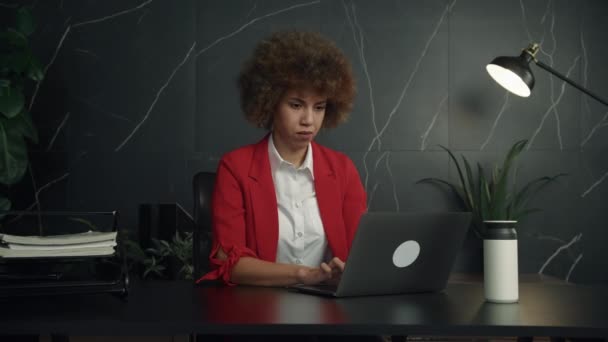 一位专心致志的女商人心事重重地坐在自己的办公桌前 坐在时尚的办公室里 旁边有一台笔记本电脑和一个咖啡壶 — 图库视频影像