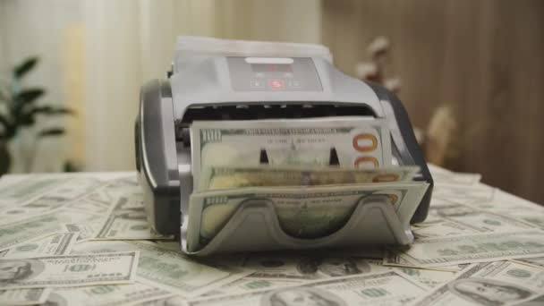 Valuta Räkna Maskin Bearbetar Flera 100 Dollar Räkningar Ovanpå Hög — Stockvideo