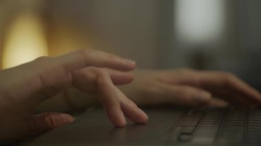 Modern bir dizüstü bilgisayarda parmakları yana doğru kaydırmaya odaklanmış.