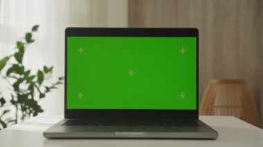 Dairedeki Beyaz Masada Yeşil Krom Anahtarlı Dolly Zoom Laptop