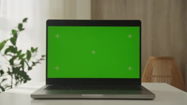 公寓的白色桌子上有绿色色键屏的多利变焦笔记本电脑 — 图库视频影像
