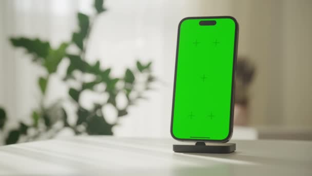 Mobiltelefon Med Grön Kromnyckel Monterad Stativ Inomhus Med Kopieringsutrymme — Stockvideo