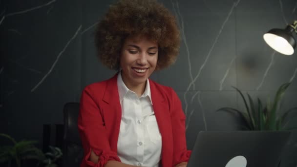 Mulher Cabelos Encaracolados Alegre Jaqueta Vermelha Sorrindo Usar Laptop Ambiente — Vídeo de Stock