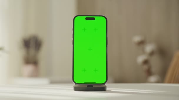 Renkli Anahtar Görüntülü Modern Cep Telefonu Dolly Yakınlaştırma Hareketinde Uygulama — Stok video