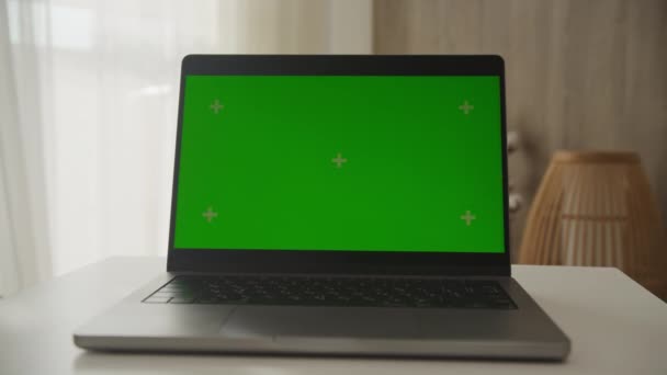 白色桌子上的笔记本电脑 绿色彩色关键屏幕 室内设置 自然光线和软聚焦背景 — 图库视频影像