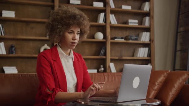 Профессиональная Женщина Красном Пиджаке Помощью Ноутбука Уютном Лофте Рабочее Место — стоковое видео
