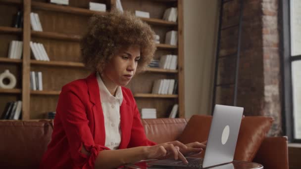 Empresária Blazer Vermelho Mostra Preocupação Trabalhar Seu Laptop Escritório Loft — Vídeo de Stock